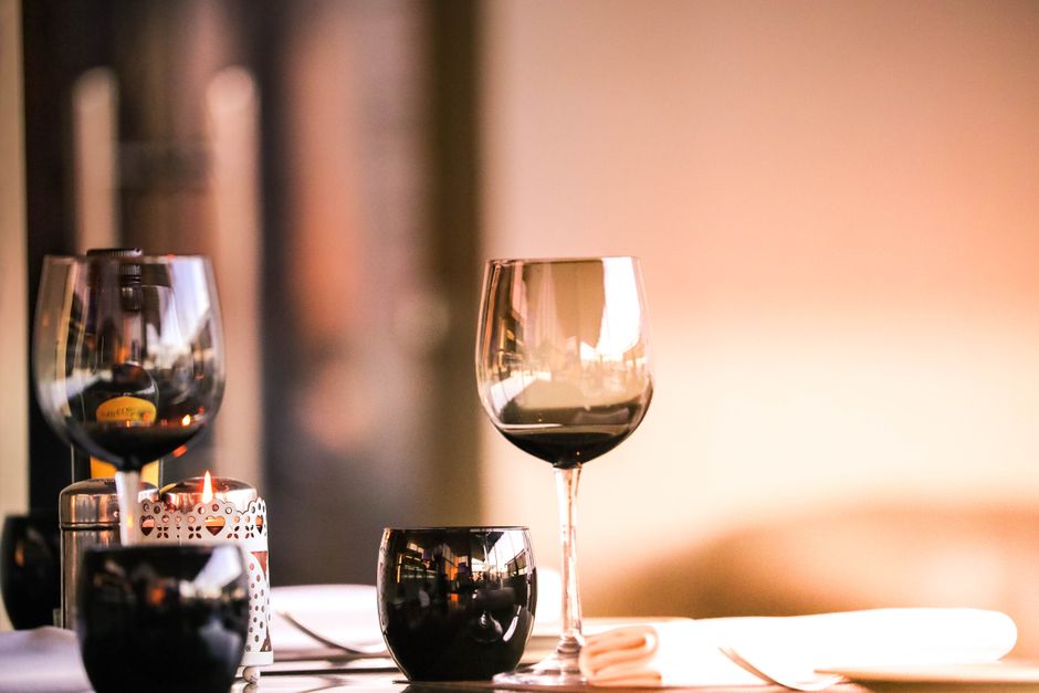 Elegantan postav s čašama za vino i svijećom
