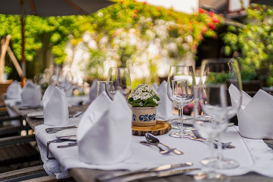 Elegantno postavljen catering stol s cvjetnim ukrasom