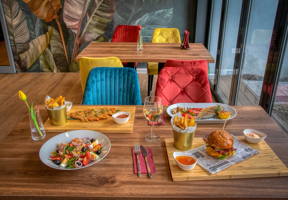 Colorful dining setup u modernom restoranu s raznovrsnim jelima