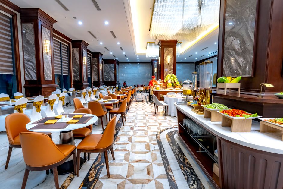 Elegantan bife restoran s bogatim ukrasom