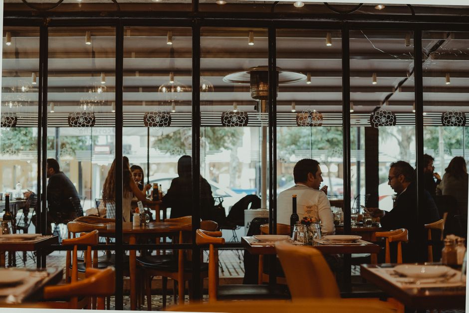 Ugodan interijer restorana s gostima koji uživaju u obroku