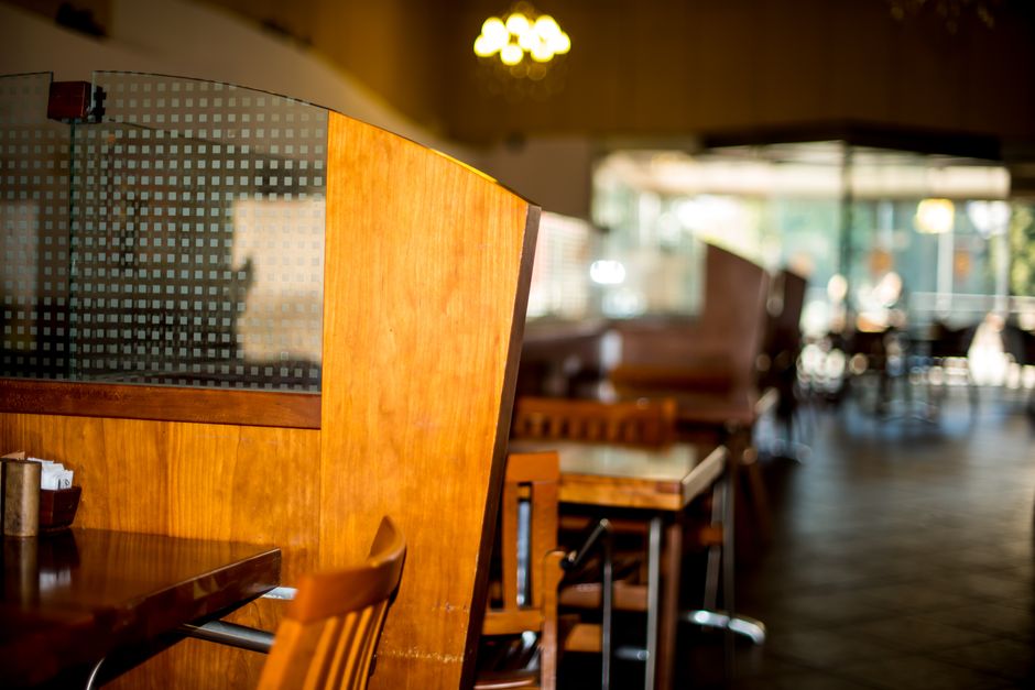Ugodan interijer restorana s drvenim namještajem